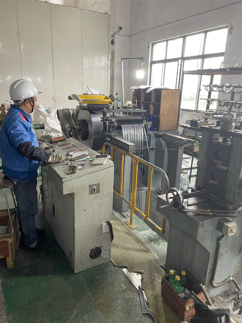 mais recente caso da empresa sobre oficina pequena para a lâmina giratória da tesoura das bobinas de aço inoxidável da máquina da talhadeira da chapa metálica